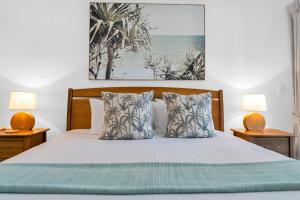 Una cama o camas en una habitación de Dreamscape Haven - Your Palm Cove Poolside Paradise 36 fotos más