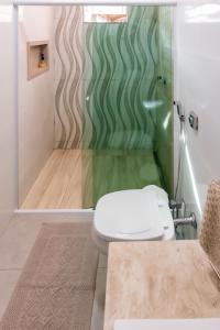 ein Badezimmer mit Toilette und Dusche in der Unterkunft Suíte 02 - Zona Sul prox UMC, Patio Vinhedos e Uberlandia Shopping in Uberlândia