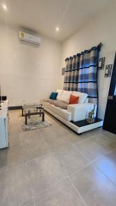 a living room with a couch and a bed at Casa Los Abuelos II San Felipe in Retalhuleu