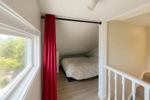 Ένα ή περισσότερα κρεβάτια σε δωμάτιο στο Quaint Attic Suite w Pool & Deck Access