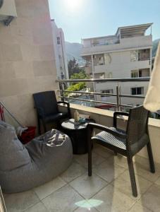 Un balcón con una mesa y sillas en un edificio. en Serenity Studio House, en Budva
