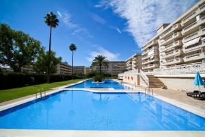 una gran piscina frente a un edificio en AQUAMARINA C HomeStay By Turismar, en La Pineda