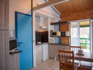 Dapur atau dapur kecil di Chalet 30m² avec Terrasse pour 6 Personnes - API-1-52-434
