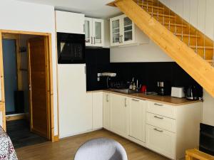 Kuchyň nebo kuchyňský kout v ubytování Triplex lumineux avec parking, terrasse et casier à skis - FR-1-263-596