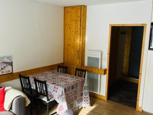 Posezení v ubytování Triplex lumineux avec parking, terrasse et casier à skis - FR-1-263-596 + 4 fotografie