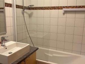 Koupelna v ubytování Triplex lumineux avec parking, terrasse et casier à skis - FR-1-263-596