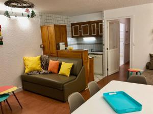 a living room with a couch and a kitchen at Studio cabine 4 personnes 3* exposé Sud, balcon et parking à Valloire - FR-1-263-575 in Valloire