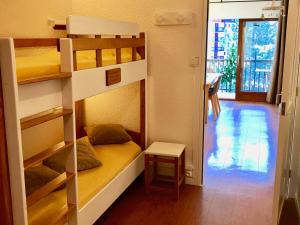 a small room with a bunk bed and a table at Studio cabine 4 personnes 3* exposé Sud, balcon et parking à Valloire - FR-1-263-575 in Valloire