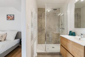 O baie la Beige Hospitalité - Telli Lumiere et balcon +9 fotografii