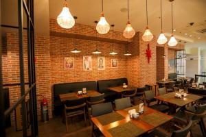 a restaurant with wooden tables and chairs and lights at Quarto de hotel de luxo Congonhas in São Paulo