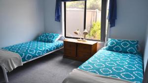 a bedroom with two beds and a window at Coffin Bay Retreat in Coffin Bay +8 photos