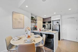 Η κουζίνα ή μικρή κουζίνα στο Crème de la Crème -Sweet Stay on BNE Casino w Car