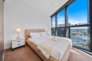 Ένα ή περισσότερα κρεβάτια σε δωμάτιο στο Crème de la Crème -Sweet Stay on BNE Casino w Car