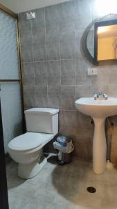 Ένα μπάνιο στο Céntrico Apartamento en Mérida +22 φωτογραφίες