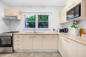 Dapur atau dapur kecil di Cheltenham Charm by Ready Set Stay
