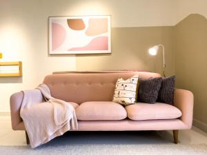 - un canapé rose avec des oreillers dans le salon dans l'établissement KLIA Layover - Work & Rest in Town Centre - 24 hours Taxi, Grab - Near Airport, à Sepang 205 autres photos
