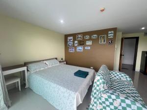sypialnia z łóżkiem i biurkiem w obiekcie Bangsaray Beach Condo B620 บางเสร่ บีช w mieście Bang Sare