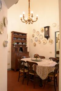フィレンツェにあるパラッツェット デイ ノビリ アパートメントのダイニングルーム(テーブル、壁掛けの皿付)