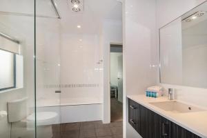 Et badeværelse på Wait n Sea- WIFI, BBQ + 11 billeder