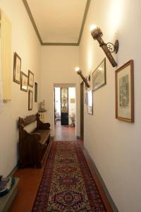 een hal met een woonkamer met een bank en een tapijt bij Palazzetto dei Nobili Apartment in Florence