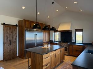 Η κουζίνα ή μικρή κουζίνα στο Gunbarrel Vista Lodge