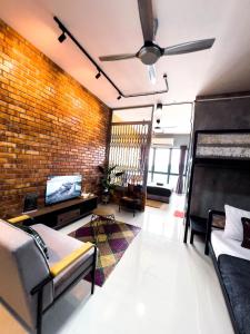 un salon avec deux lits et un mur de briques dans l'établissement KLIA Layover - Work & Rest in Town Centre - 24 hours Taxi, Grab - Near Airport, à Sepang