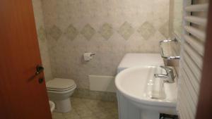 ガリポリにあるArbacani Holydaysのバスルーム(白いトイレ、シンク付)