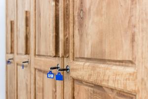 una puerta de madera con etiquetas azules en Rodinný hostel Stárkův dům, en Tábor