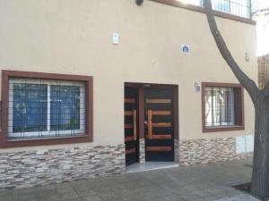 un edificio con una puerta y dos ventanas en Apartamento Entre Olivos en Mendoza
