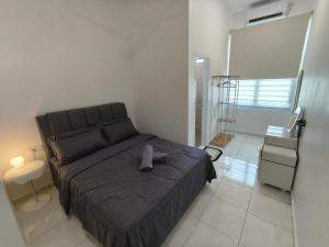 une chambre avec un lit et une télévision dans l'établissement Spacious, 2 Storey Home, Up to 12 Pax, 4 Bedrooms, 4 Bathrooms, 2 Car Park Lots by Star Home, à Sungai Petani