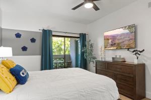スコッツデールにあるWestin Kierland Area - Great for Groups - Scottsdale Stay with Parking - N302のベッドと天井扇風機のある寝室 +41枚の写真
