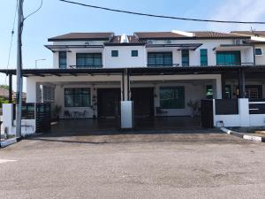 une grande maison blanche avec une grande allée dans l'établissement Spacious, 2 Storey Home, Up to 12 Pax, 4 Bedrooms, 4 Bathrooms, 2 Car Park Lots by Star Home, à Sungai Petani