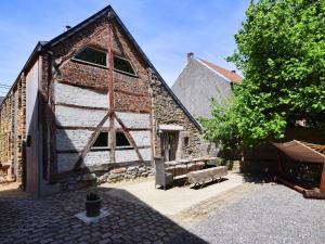 ein großes Backsteingebäude mit einem Seitenfenster in der Unterkunft Relaxing Retreat Near Forests in Oppagne