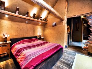 ein Schlafzimmer mit einem großen Bett in einem Haus in der Unterkunft Relaxing Retreat Near Forests in Oppagne