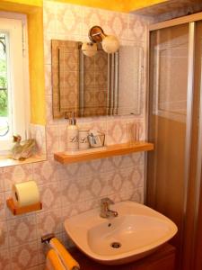 a bathroom with a sink and a mirror at Ferienwohnung Anne in Sankt Ulrich am Pillersee