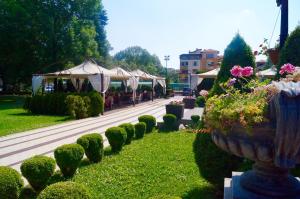 A garden outside Hotel Gloria Palace Diplomat
