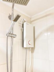 Koupelna v ubytování 2BR Condo w Pool & WiFi Near Mall & Restaurants