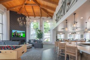 スコッツデールにあるWestin Kierland Area - Great for Groups - Scottsdale Stay with Parking - N302のオープンリビングルーム(キッチン付)、リビングルーム
