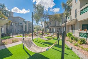 スコッツデールにあるWestin Kierland Area - Great for Groups - Scottsdale Stay with Parking - N302の建物のある庭にあるハンモックのグループ