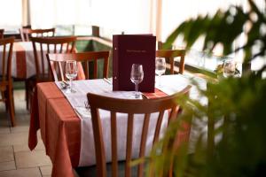 Reštaurácia alebo iné gastronomické zariadenie v ubytovaní Hotel Zéta