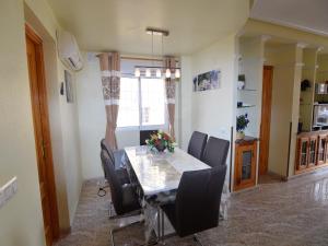 een eetkamer met een tafel en stoelen bij Sunny Stay, Orihuela Costa in Villamartin +32 foto's