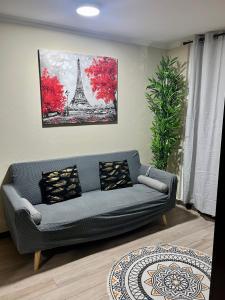 コキンボにあるDepartamento con estacionamientoのリビングルーム(ソファ付)
