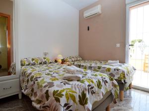 een slaapkamer met twee bedden en een raam bij Sunny Stay, Orihuela Costa in Villamartin