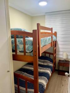 コキンボにあるDepartamento con estacionamientoの小さな部屋の二段ベッド2台(ランプ付) +8枚の写真