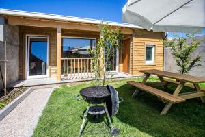 une table de pique-nique et un banc dans une cour dans l'établissement Garden House, à Porto