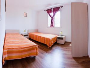 ein Schlafzimmer mit zwei Betten und einem Fenster in der Unterkunft Apartment Sangaleti in Lastovo