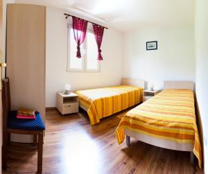 ein Schlafzimmer mit zwei Betten und einem Fenster in der Unterkunft Apartment Sangaleti in Lastovo