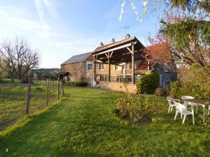 een groot huis met een grasveld ervoor bij Holiday Home Vault-de-Lugny near Forest in Vault-de-Lugny +29 foto's