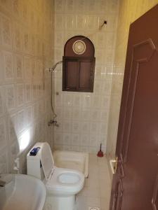 une petite salle de bain avec toilettes et lavabo dans l'établissement شقة غرفتين وصاله وسط صلاله - Two-bedroom apartment in the center of Salalah, à Salalah