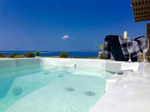 Bazén v ubytovaní Paros Afrodite Luxury Villas alebo v jeho blízkosti
